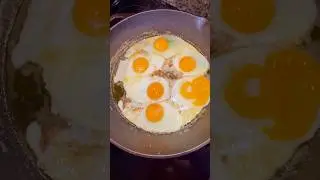 Delicious Sunny Side Up Eggs🍳🥚🌶️❤️&zwj;🔥 #pastureraised #eggs #sunnysideup #shorts