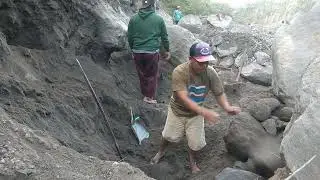 Manual sand miner, black stone and sand separation process