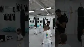 Wie lernen Kinder beim Kampfsport schnelle und saubere Frontkicks? 🦵 #shorts
