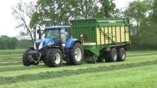 NEW HOLLAND T 7050 MET EEN KRONE MX 350 GL GRAS INKUILEN