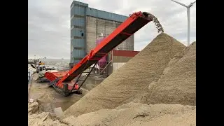 Telestack LF520 unloading vessel from grab crane