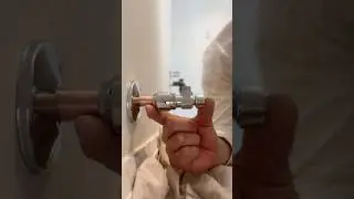 Давайте заменим этот старый запорный клапан для унитаза на быстроразъемный фитинг от @SharkBitePl...