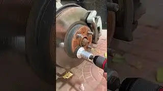 Convenient tools for removing rust from automobile wheel hub axles and brake discs 🛠️🚗🧰