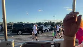 Вид из трамвая на парковку у входа в парк Disney's Animal Kingdom.