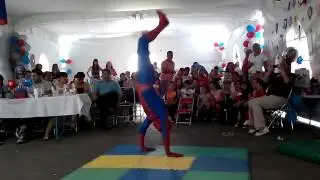 show acrob&aacute;tico del Hombre Ara&ntilde;a /Spider-Man