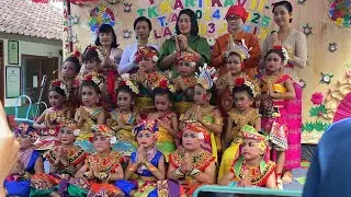 Menari penuh sukacita di acara sekolah TK.
