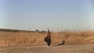朝の「満月」を背にー常式太極拳43式(方架) (2.3)　2026東瀛太極拳社