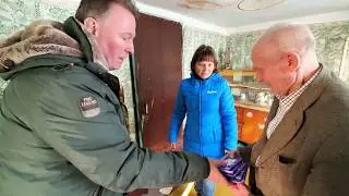 Op bezoek bij een blinde, Oekraïense oude man dicht bij het front