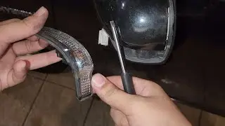 How to remove Toyota Prius C / Aqua side mirror turn signal