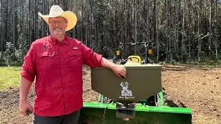 Осенний продовольственный участок &mdash; разбрасыватель Boss Buck и трактор John Deere