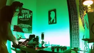 AKAI mpc one creating Realtime chops from vinyl!
