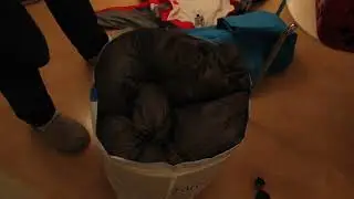 Daunenjacken, Regenjacken, Skikleidung – ein Restmüllsack am Limit