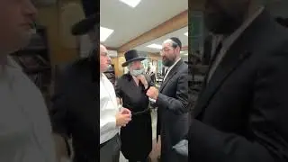 A visit at the woodbourne shul(5)