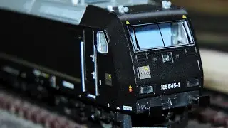 Spur N, BR185 Minitrix zieht IC-Abteilwagen. 