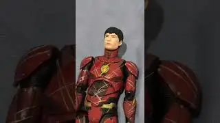 MAFEX 058 The Flash Ezra Miller