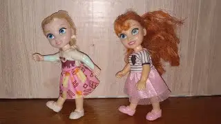 Elsa and Anna Play Suspect Challenge