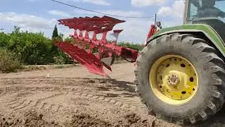 John Deere 8200 y arado Ovlac Xperience