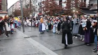 Herritarrak Olentzeroren zai egon dira Okendo plazan
