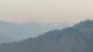 पहाड़ों के ऊपर खूबसूरत स्नोफॉल हुई है