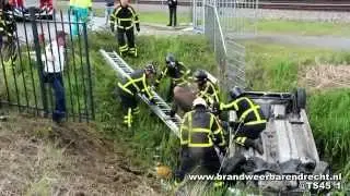 Brandweer Barendrecht hulpverlening voertuig te water (UNIEKE HELMCAMERA BEELDEN)