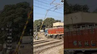 People are not letting the railgate close! 😱🛤️🚆 Indian Railways🇮🇳🚉.  #indian #railgate #shorts