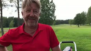 Juha Hirvi ja Rasmus Kupari golffaamassa