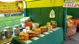 Street market in Moscow. Уличный рынок в Москве