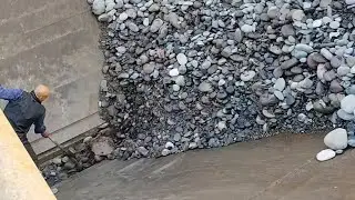 Completed barge unloading pebbles. #Barge stress-relief #Crew work #Boat driver records