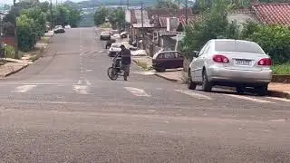 ￼ coloquei uma cadeira de escritório na bicicleta ficou bem legal esse projeto ￼￼￼￼