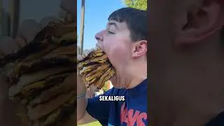 Makan Burger Jumbo Dengan Satu Suapan