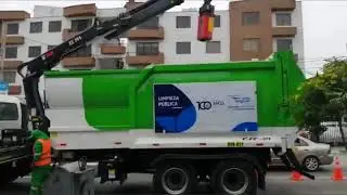 Camión compactador de carga superior para recojo de contenedores soterrados de doble gancho