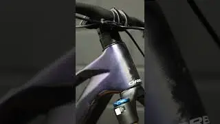 Checkout the carbon shimmer on this Orbea Rise M10 🤩