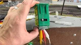 Установка переключающего устройства Tortoise, сигналов и световой панели на схеме стеллажа HO