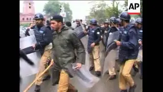 Pakistan - Lawyers boycott courts to protest removal of country's top judge