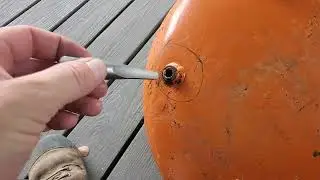 Pancake air compressor broken drain valve removal (STRAIGHT FLUTE SCREW EXTRACTOR!!!)