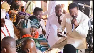 Sunny Ade&rsquo;s Dance at 78 Will Leave You Speechless&mdash;New Alaafin of Oyo, Oba Akeem,dances with his wife