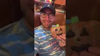 DID YOU KNOW that you can get the iconic disneyland gingerbread cookies..... FOR HALLOWEEN?! (they
