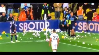 Jack Grealish gets paper and trash thrown by Leeds fans and his reaction I 30/04/2022