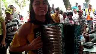 Sara Arango tocando el gallo viejo en San Juan de Urabá.