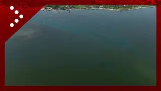 Lago di Varano in sofferenza, il contrasto tra colore laguna e mar Adriatico visto dal drone