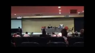 Advogado d&aacute; salto mortal em tribunal do Paran&aacute; e tem fusca incendiado