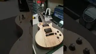 На рабочем столе &mdash; гитара Spalted Maple Les Paul Kit от SoloMusicGear