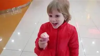 Едим мороженое, играем в детской комнате. Eat ice cream, play in the children's room