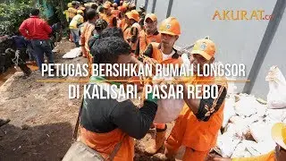 Petugas Bersihkan Puing Longsor di Kalisari Pasar Rebo