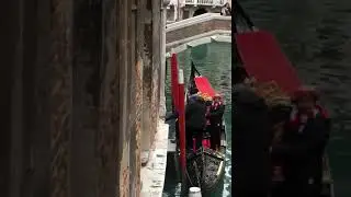 TURISTA CADE DALLA GONDOLA E IL GONDOLIERE INVECE DI AIUTARLA GUARDATE CHE FA!!