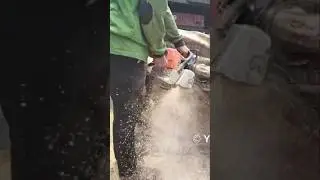best skills chainsaw, splitting large pieces of wood #shorts #treecutting #chainsaw