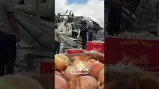 Palestinian vendors salvage goods after &ldquo;Israeli&rdquo; bulldozers demolish Beita market