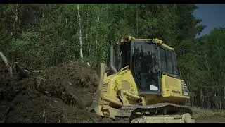 Как Komatsu  D37  работает  отвалом
