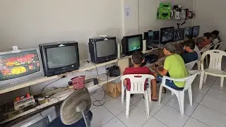 chegando numa locadora de games em 2025 lotada incr&iacute;vel