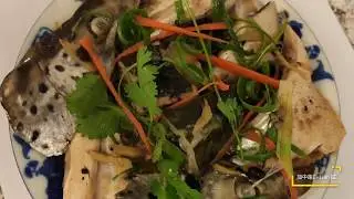 豉汁蒸三文鱼头 Steamed salmon head with black bean sauce ：肉质细嫩、营养丰富、鲜香美味、是保护心脑血管、预防老年痴呆、保护视力的简单、易做的健康美食。